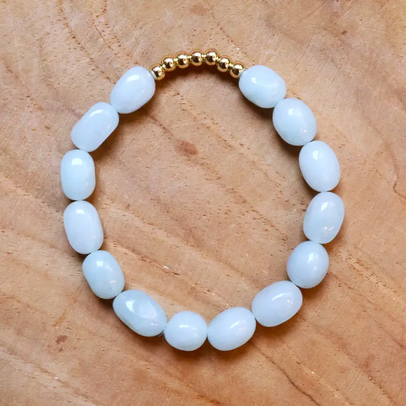 Armband glaskralen lichtblauw met goud
