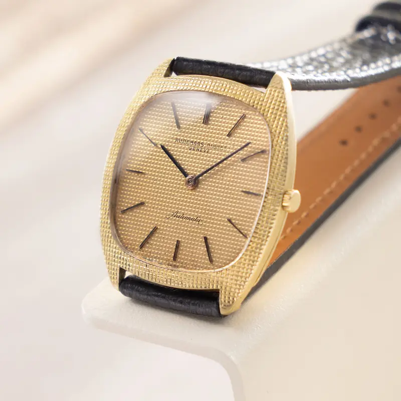 Audemars Piguet 18 k yellow gold Ultra thin dress watch Clous de Paris finish ref 5279