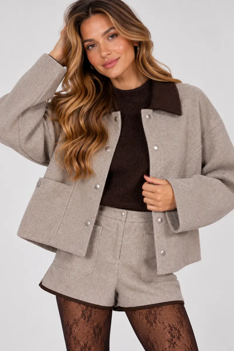 Beige jasje met bruine bies