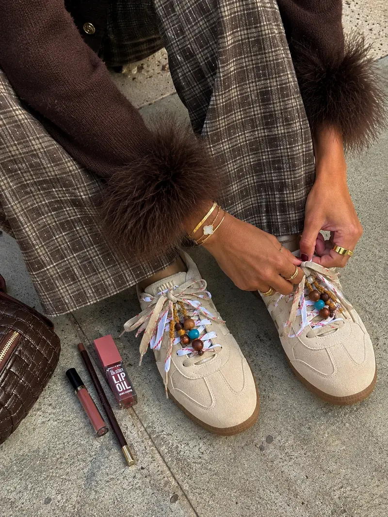 Beige sneaker suede look met kralen