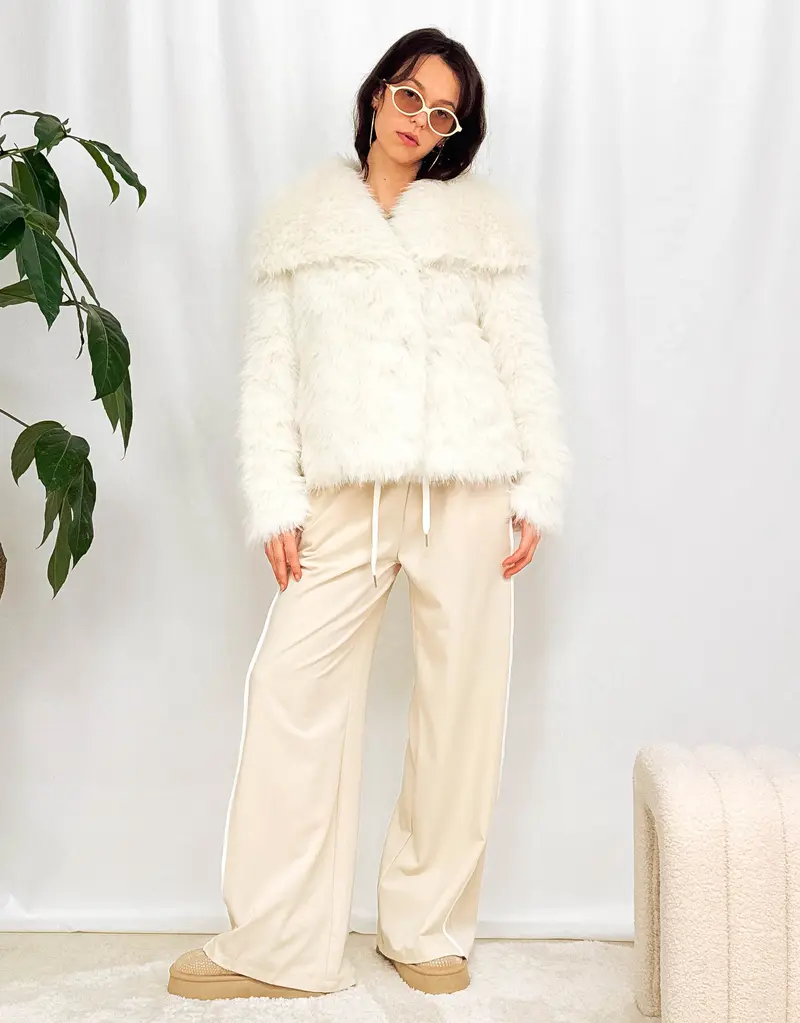 Big collar faux fur coat