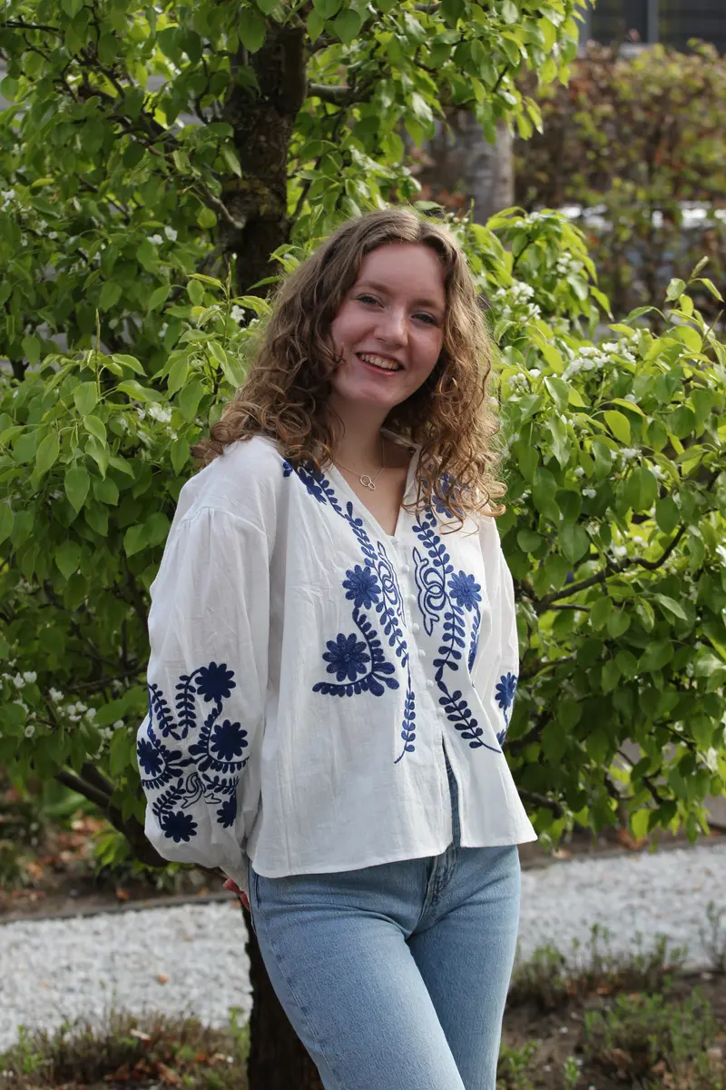 Blouse Donna – Wit-blauwe mamma mia blouse met Griekse broderie