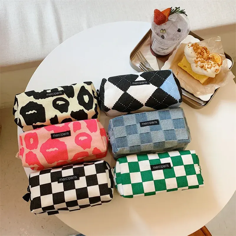 Check Pattern Zipper Pouch