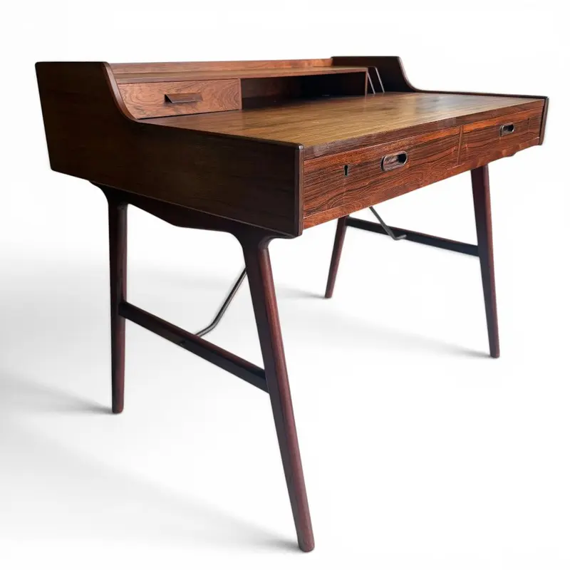 Danish palisander bureau model 56 ontworpen door Arne Wahl Iversen voor Vinde Møbelfabrik, Denemarken 1960.