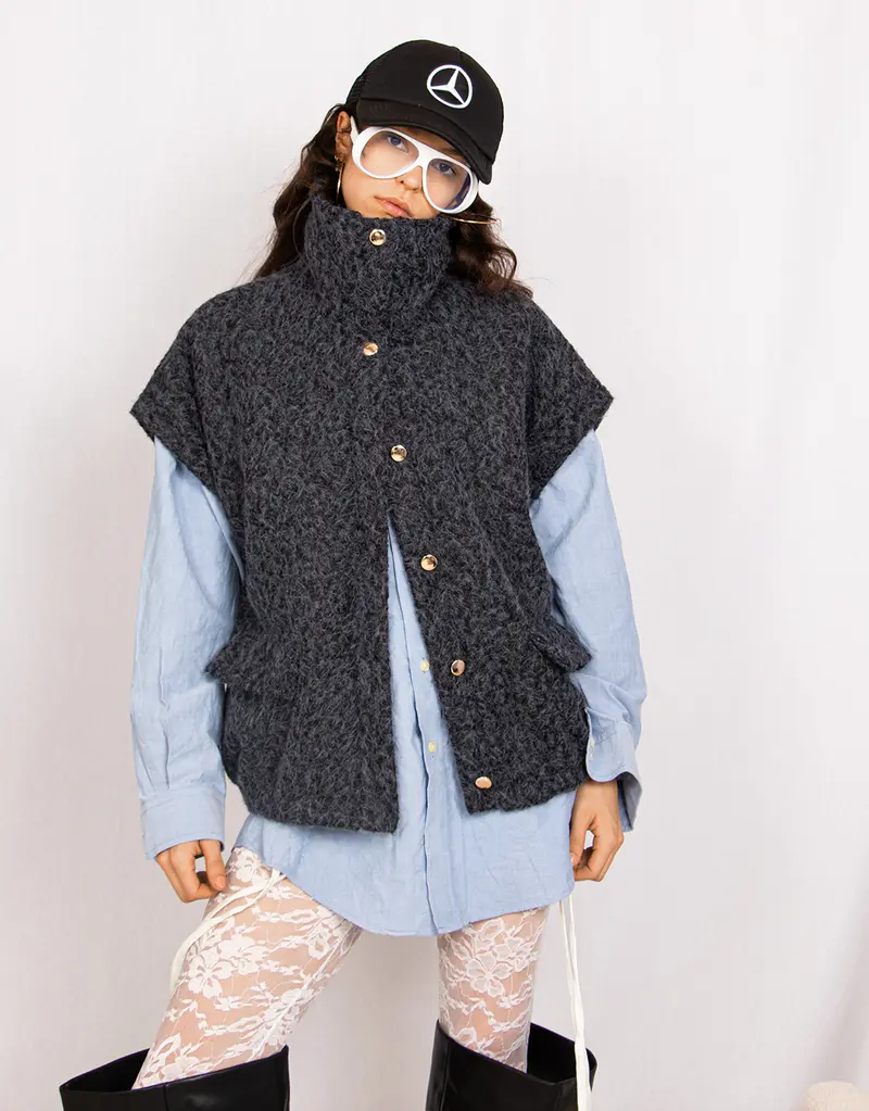 Fluffy sleeveless high collar jacket