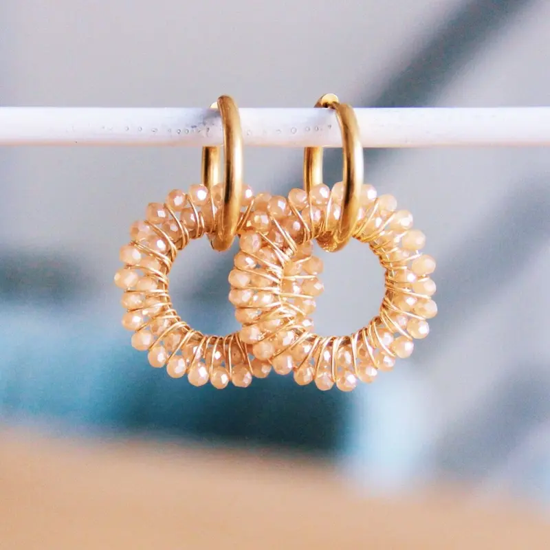 Gouden oorbellen dames - met ronde facet hanger