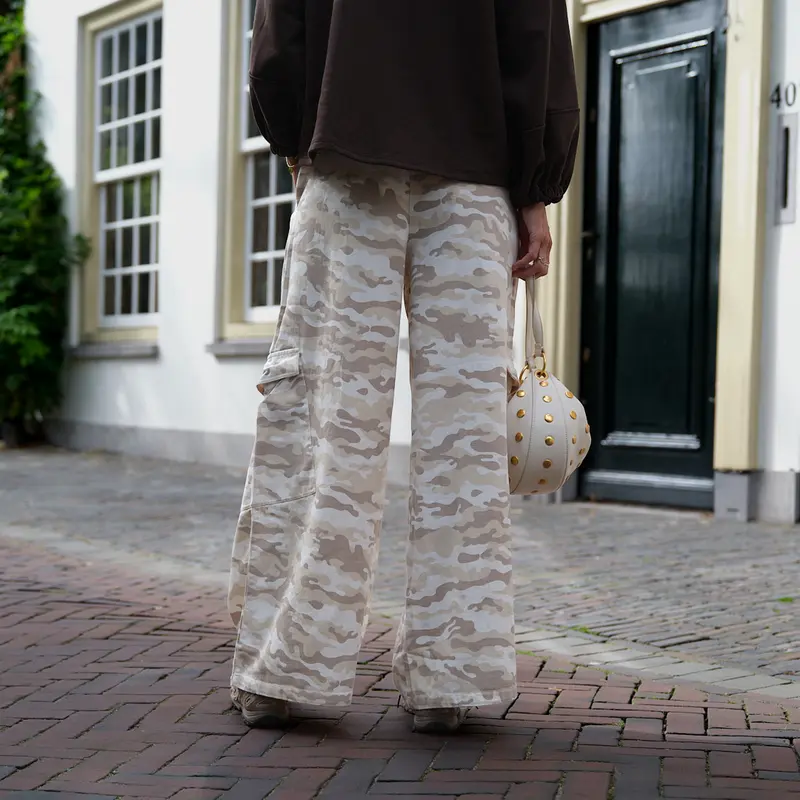 Hypedrop Cille wide camo jeans whisper white