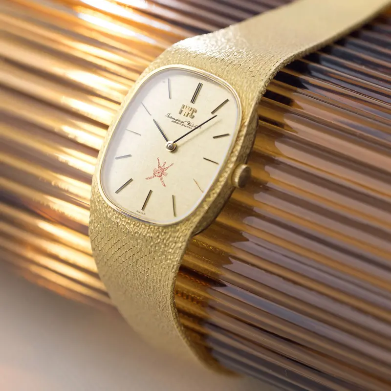 IWC Gelbgold Dress Watch mit integriertem Band und Khanjar Zifferblatt