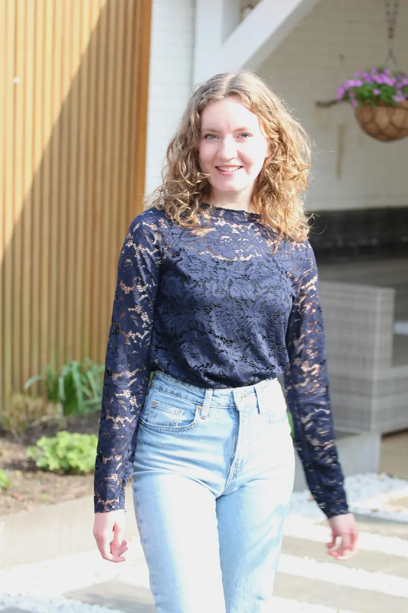 Kanten mesh top Tess | Donkerblauw top met lange mouwen en ronde hals