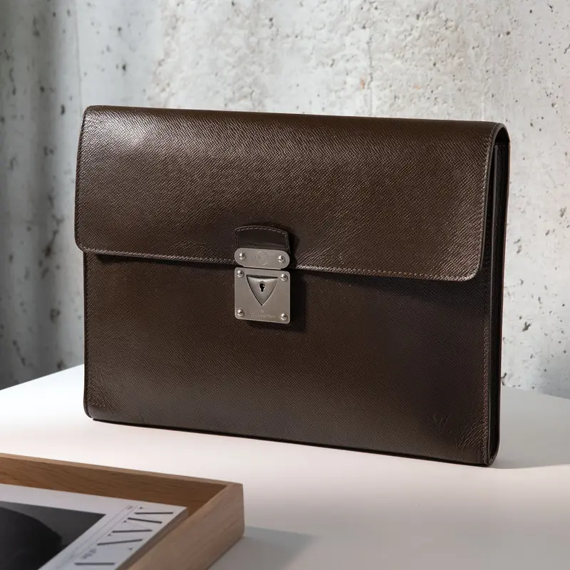 Louis Vuitton Brown Taiga Leder Dokumententasche