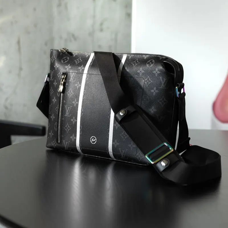 Louis Vuitton Fragment Monogram Eclipse Apollo Messenger Tasche