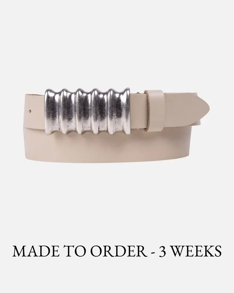 MADE TO ORDER Dawn│Leren riem met sculpturale gesp in antiek zilver