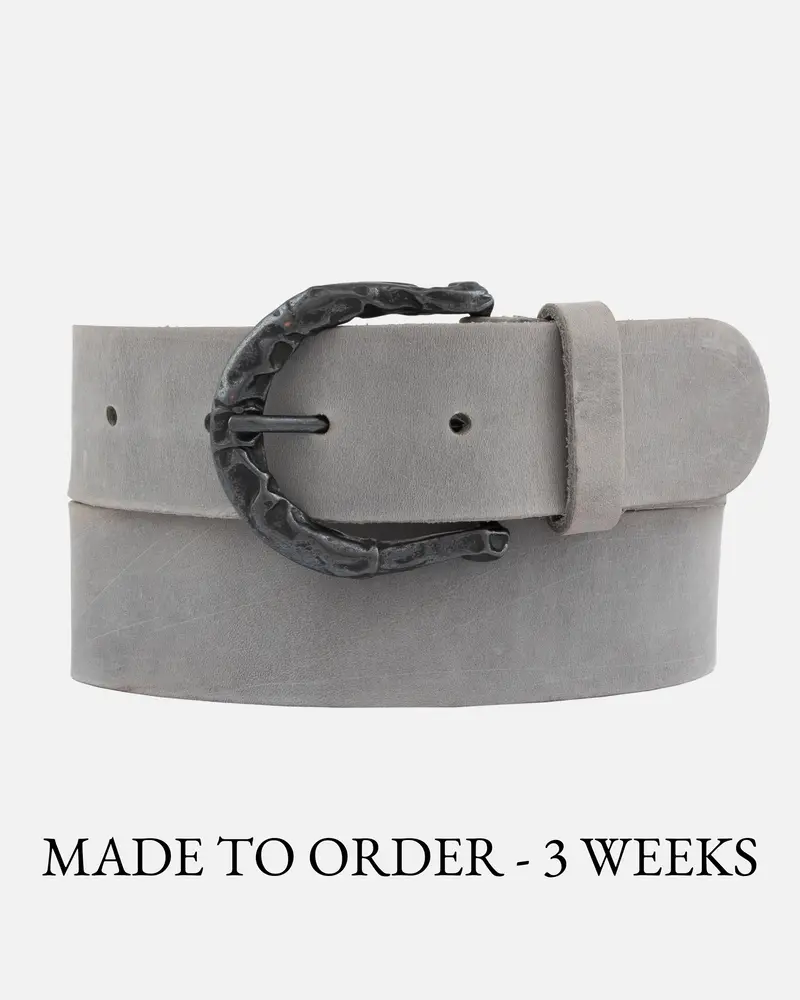 MADE TO ORDER Dyan │ Klassieke Leren Riem met Rustieke Gehamerde Gesp