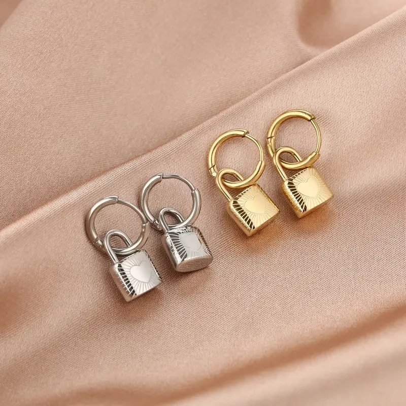 Michelle Bijoux oorhanger lock hart