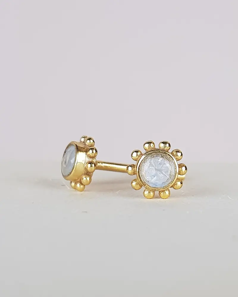 Muja Juma Oorknoppen Firefly white moonstone round