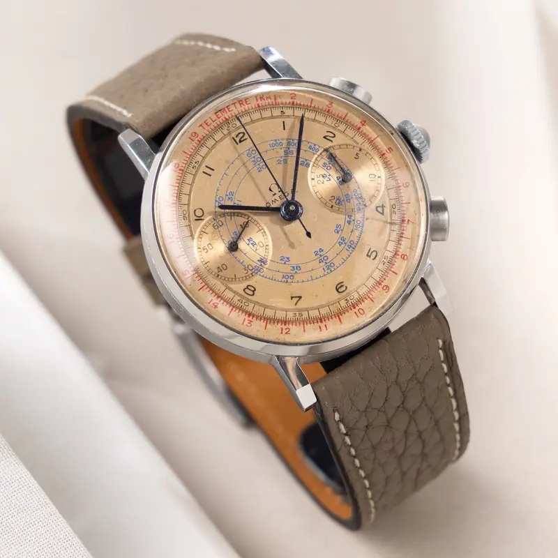Omega Chronograph Kal. 33.3 Lachsfarbenes Zifferblatt