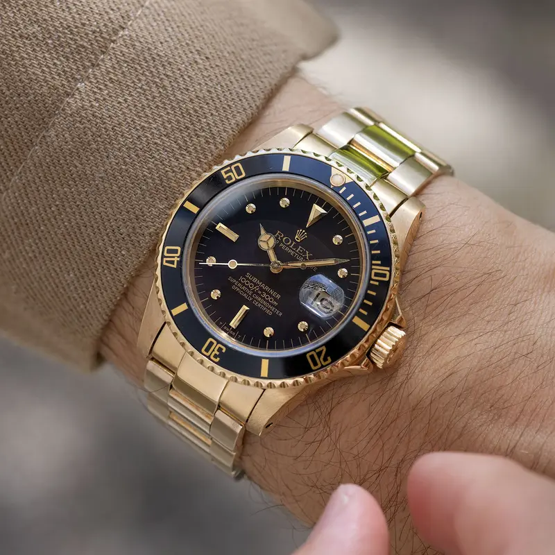 Rolex Submariner Date in 18k gold ref. 16808 with black nipple dial Box and Papers