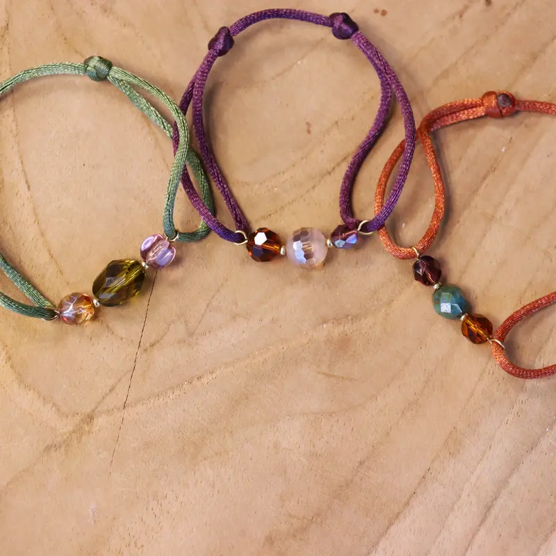 Satijnen armband met glaskralen