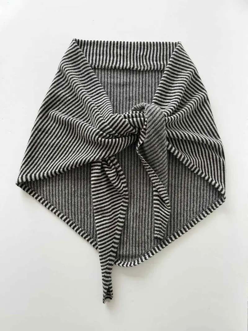sjaalmania cosy chic triangle light sand/ solid black