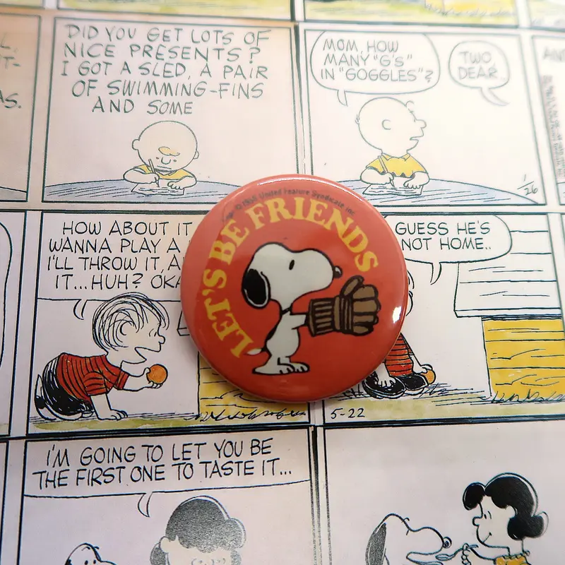 Snoopy Peanuts Comics "Let's Be Friends" Can Badge