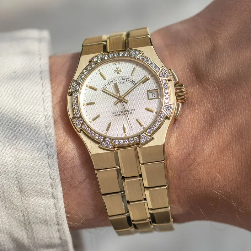 Vacheron Constantin Overseas 42050/423J Gelbgold mit Diamantlünette